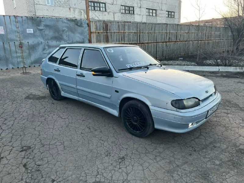 Продаю машину ваз 2114 на полном ходу, едет бодро и уверено, сразу говорю по внешнему виду требует вложений ! вложено много денег и сил. поменял сиденья на новые, постелил новый ковролин, черный потолок, кнопки и приборка пересвет. мотор и коробка не давно прошли кап ремонт ( клапана отрегулированы), поменял все датчики, вся трасса stt, новая ходовая, заменен радиатор печки, без музыки. дно и пороги варено, замовилено. вся машина в шумоизоляции. документы в порядке, любое переоформление. осмотр :дебальцево цена 220 000 на титанах, без 200 000 пишите, звоните. +79495662133 📞 звоните: +7(949)5662133 - фотография - 2