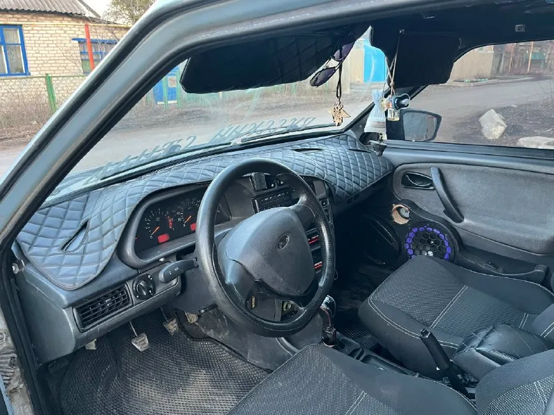 Продаю машину ваз 2114 на полном ходу, едет бодро и уверено, сразу говорю по внешнему виду требует вложений ! вложено много денег и сил. поменял сиденья на новые, постелил новый ковролин, черный потолок, кнопки и приборка пересвет. мотор и коробка не давно прошли кап ремонт ( клапана отрегулированы), поменял все датчики, вся трасса stt, новая ходовая, заменен радиатор печки, без музыки. дно и пороги варено, замовилено. вся машина в шумоизоляции. документы в порядке, любое переоформление. осмотр :дебальцево цена 220 000 на титанах, без 200 000 пишите, звоните. +79495662133 📞 звоните: +7(949)5662133 - фотография - 5