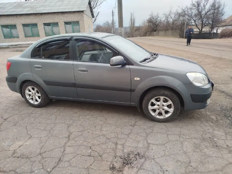 Собственник продам киа рио, 2006 год выпуска. двигатель 1.4, кпп 5 cт. кондиционер. стекла родные. электрика вся работает. коробка не пинает. поменяна ходовая: стойки, наконечники, шаровые, сайлентблоки, масло в двс, ремень грм, резина зима, прошла 1 сезон. в дтп не участвовала. макеевка. цена 390 000(торг) +79493714382 - фотография - 2