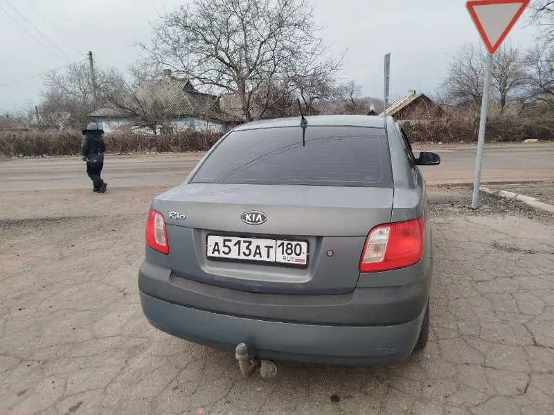 Собственник продам киа рио, 2006 год выпуска. двигатель 1.4, кпп 5 cт. кондиционер. стекла родные. электрика вся работает. коробка не пинает. поменяна ходовая: стойки, наконечники, шаровые, сайлентблоки, масло в двс, ремень грм, резина зима, прошла 1 сезон. в дтп не участвовала. макеевка. цена 390 000(торг) +79493714382 - фотография - 3