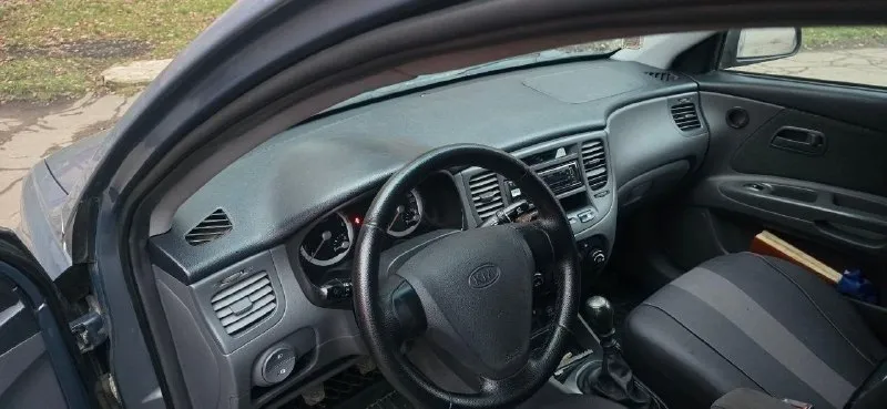 Собственник продам киа рио, 2006 год выпуска. двигатель 1.4, кпп 5 cт. кондиционер. стекла родные. электрика вся работает. коробка не пинает. поменяна ходовая: стойки, наконечники, шаровые, сайлентблоки, масло в двс, ремень грм, резина зима, прошла 1 сезон. в дтп не участвовала. макеевка. цена 390 000(торг) +79493714382 - фотография - 4