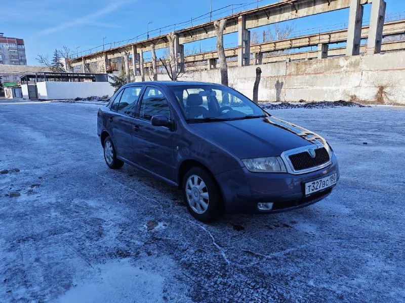Продам skoda fabia. 2002 г. в. в кузове седан. мотор 1,9 дизель без турбины кпп - механика пробег - 340 тыс. автомобиль в семье с 2018 года. моего пробега ~90 тыс км. выносливая машина с низким расходом топлива. по трассе на одном баке 900 км едет легко. гнили, ржавчины нет. машина вкруг перекрашивалась в 2023 году. в 2025 году менялась задняя подвеска (сайленты балки, пружины, амморты), рулевая рейка с датчиком, генератор с ремнём и натяжителем. состояние - сел и поехал, ничего кроме текущего обслуживания не требует. впереди эл. стеклоподъемники, сзади ручки. осмотр донецк, петровка. цена - 300 тыс. торг +79498150744 руслан - фотография - 2