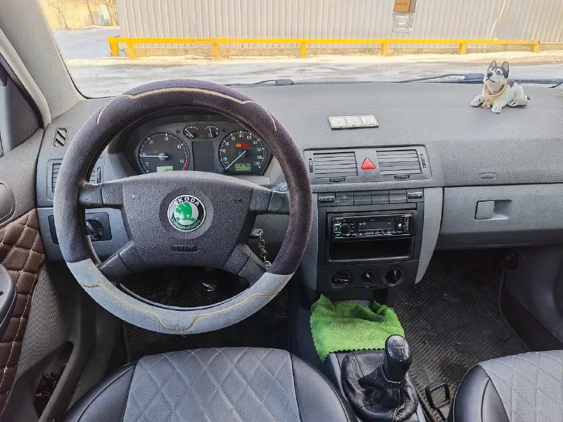 Продам skoda fabia. 2002 г. в. в кузове седан. мотор 1,9 дизель без турбины кпп - механика пробег - 340 тыс. автомобиль в семье с 2018 года. моего пробега ~90 тыс км. выносливая машина с низким расходом топлива. по трассе на одном баке 900 км едет легко. гнили, ржавчины нет. машина вкруг перекрашивалась в 2023 году. в 2025 году менялась задняя подвеска (сайленты балки, пружины, амморты), рулевая рейка с датчиком, генератор с ремнём и натяжителем. состояние - сел и поехал, ничего кроме текущего обслуживания не требует. впереди эл. стеклоподъемники, сзади ручки. осмотр донецк, петровка. цена - 300 тыс. торг +79498150744 руслан - фотография - 4