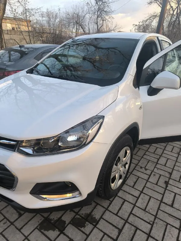 Продам chevrolet trax 2019 г пригнанный из кореи во владении был два года ✅ один владелец ✅ экономичный и надёжный дизельный двигатель 1.6 л (135 л. с.) – отличная динамика и эффективность ✅двигатель в отличном состоянии ✅ 6-ступенчатая автоматическая трансмиссия – плавное и комфортное вождение ✅ передний привод – уверенное управление на городских дорогах ✅ пробег: 162 000 км – превосходное состояние ✅в салоне не курили; ✅ходовая в отличном состоянии; ✅ белый цвет – элегантность и практичность ✅ цена: 1 350 000 ₽ торг возле авто 📲+79495037800 - фотография - 2