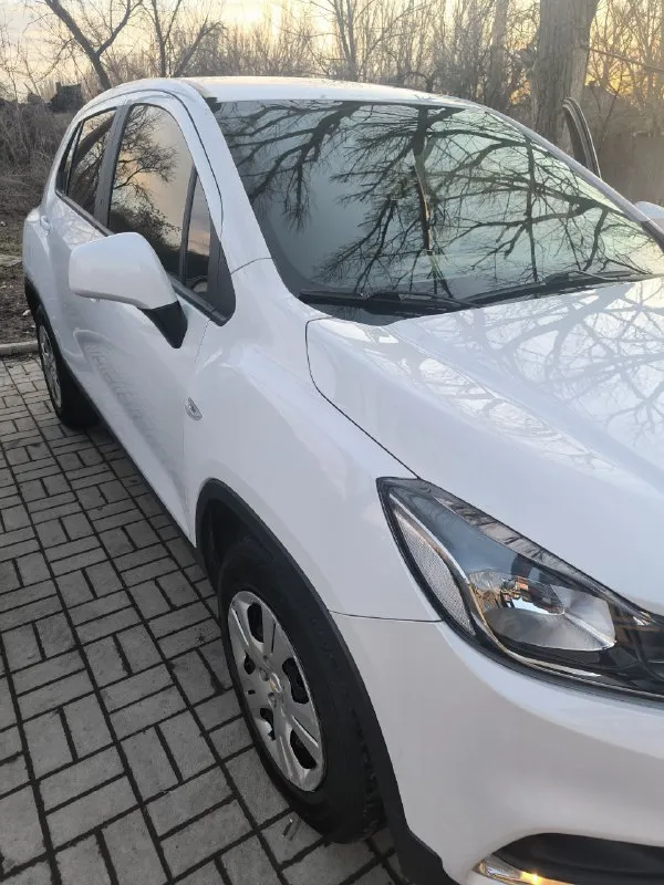 Продам chevrolet trax 2019 г пригнанный из кореи во владении был два года ✅ один владелец ✅ экономичный и надёжный дизельный двигатель 1.6 л (135 л. с.) – отличная динамика и эффективность ✅двигатель в отличном состоянии ✅ 6-ступенчатая автоматическая трансмиссия – плавное и комфортное вождение ✅ передний привод – уверенное управление на городских дорогах ✅ пробег: 162 000 км – превосходное состояние ✅в салоне не курили; ✅ходовая в отличном состоянии; ✅ белый цвет – элегантность и практичность ✅ цена: 1 350 000 ₽ торг возле авто 📲+79495037800 - фотография - 3