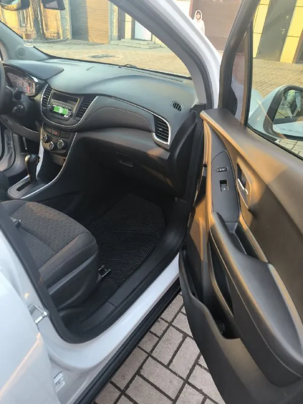 Продам chevrolet trax 2019 г пригнанный из кореи во владении был два года ✅ один владелец ✅ экономичный и надёжный дизельный двигатель 1.6 л (135 л. с.) – отличная динамика и эффективность ✅двигатель в отличном состоянии ✅ 6-ступенчатая автоматическая трансмиссия – плавное и комфортное вождение ✅ передний привод – уверенное управление на городских дорогах ✅ пробег: 162 000 км – превосходное состояние ✅в салоне не курили; ✅ходовая в отличном состоянии; ✅ белый цвет – элегантность и практичность ✅ цена: 1 350 000 ₽ торг возле авто 📲+79495037800 - фотография - 4