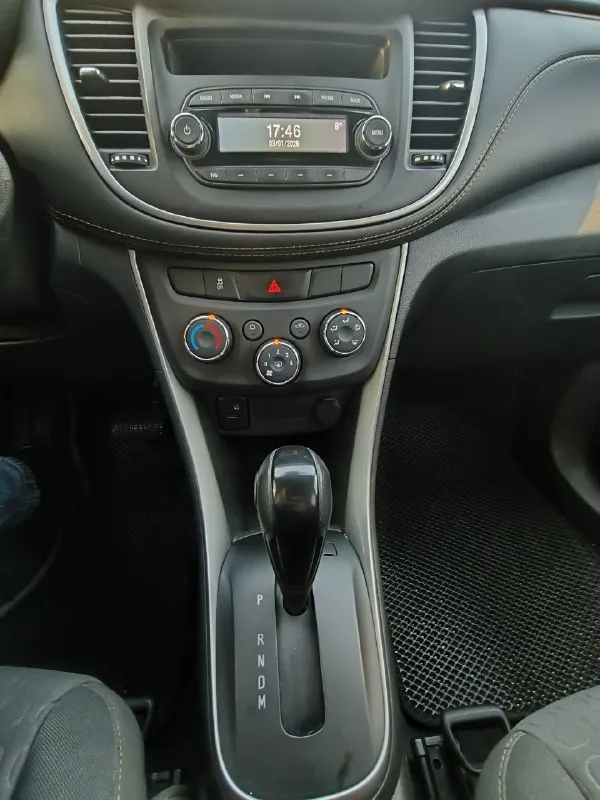 Продам chevrolet trax 2019 г пригнанный из кореи во владении был два года ✅ один владелец ✅ экономичный и надёжный дизельный двигатель 1.6 л (135 л. с.) – отличная динамика и эффективность ✅двигатель в отличном состоянии ✅ 6-ступенчатая автоматическая трансмиссия – плавное и комфортное вождение ✅ передний привод – уверенное управление на городских дорогах ✅ пробег: 162 000 км – превосходное состояние ✅в салоне не курили; ✅ходовая в отличном состоянии; ✅ белый цвет – элегантность и практичность ✅ цена: 1 350 000 ₽ торг возле авто 📲+79495037800 - фотография - 5