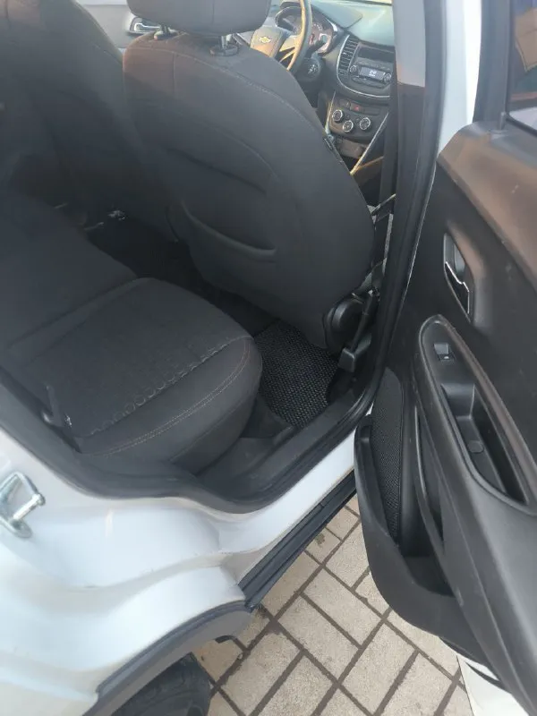 Продам chevrolet trax 2019 г пригнанный из кореи во владении был два года ✅ один владелец ✅ экономичный и надёжный дизельный двигатель 1.6 л (135 л. с.) – отличная динамика и эффективность ✅двигатель в отличном состоянии ✅ 6-ступенчатая автоматическая трансмиссия – плавное и комфортное вождение ✅ передний привод – уверенное управление на городских дорогах ✅ пробег: 162 000 км – превосходное состояние ✅в салоне не курили; ✅ходовая в отличном состоянии; ✅ белый цвет – элегантность и практичность ✅ цена: 1 350 000 ₽ торг возле авто 📲+79495037800 - фотография - 7