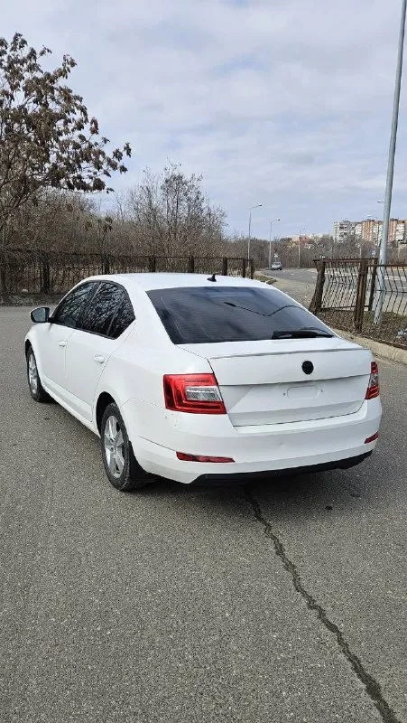 Цена 845.000💰 ✅ skoda октавия а7 2013 год пробег 165.000 # 1.8 турбо (180л. с) 🐎 акпп dsg 7ст комплектация максимальная 🚘автомобиль в техническом плане в отличном состоянии, без вложений по кузову имеются следы эксплуатации, такие как сколы на бампере, и т. п, на фото все видно 2 комплекта резины ( зима, лето ) продажа с полным переоформлением, то пройдено, я собственник остальные все интересующие вопросы по телефону 📞☎ так же возможен обмен, на обмен цена дороже +7 7⃣9⃣ - фотография - 5