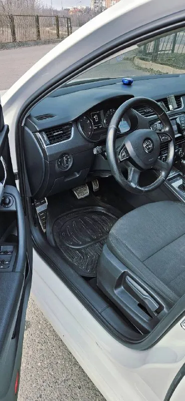 Цена 845.000💰 ✅ skoda октавия а7 2013 год пробег 165.000 # 1.8 турбо (180л. с) 🐎 акпп dsg 7ст комплектация максимальная 🚘автомобиль в техническом плане в отличном состоянии, без вложений по кузову имеются следы эксплуатации, такие как сколы на бампере, и т. п, на фото все видно 2 комплекта резины ( зима, лето ) продажа с полным переоформлением, то пройдено, я собственник остальные все интересующие вопросы по телефону 📞☎ так же возможен обмен, на обмен цена дороже +7 7⃣9⃣ - фотография - 8