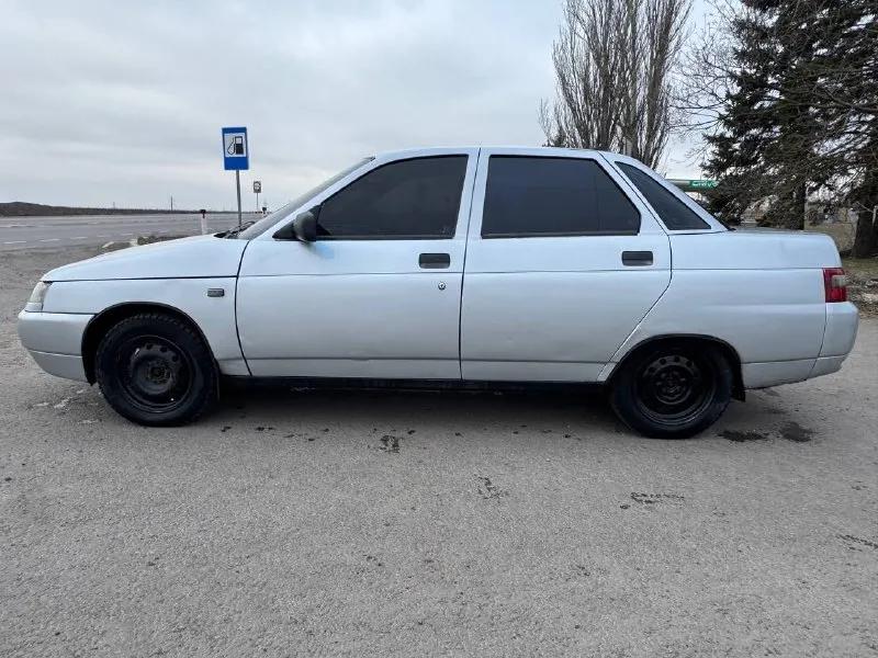 🚗 продам автомобиль ваз 2110 🚀 ▶️ год выпуска: 2004г. ▶️ объём двигателя: 1.5 8 клапанный ▶️ пробег: 250.000 ℹ️ описание: -2 эсп -магнитолла -подогрев заднего стекла без гура ❗️двигатель после ремонта едит очень хорошо, нигде ни капает, не сопливит. ✅ автомобиль в хорошем состоянии! но по кузову есть возрастные нюансы 📸 дно, пороги, лонжероны, стаканы, короба всё отлично❗️ - фотография - 4