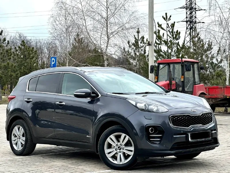 Kia sportage 2018 год автомобиль в идеальном состоянии вложений не каких не требует, один владелец с автосалона, абсолютно с чистой историей, авто в родном окрасе, стекла все родные даже лобовое) без дтп, с родным пробегом 138тыс, км комплектация пред максимальная! двигатель 2.0 бензин, подключаемый полный привод (рабочий) 4wd комбинированный салон, бесключевой доступ, старт стоп, камера заднего вида, управление на руле, и многое другое, с документами полностью порядок продажа от собственника! цена 1.935.000₽ звоните +7949-551-68-75 - фотография - 3
