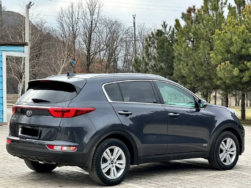 Kia sportage 2018 год автомобиль в идеальном состоянии вложений не каких не требует, один владелец с автосалона, абсолютно с чистой историей, авто в родном окрасе, стекла все родные даже лобовое) без дтп, с родным пробегом 138тыс, км комплектация пред максимальная! двигатель 2.0 бензин, подключаемый полный привод (рабочий) 4wd комбинированный салон, бесключевой доступ, старт стоп, камера заднего вида, управление на руле, и многое другое, с документами полностью порядок продажа от собственника! цена 1.935.000₽ звоните +7949-551-68-75 - фотография - 6