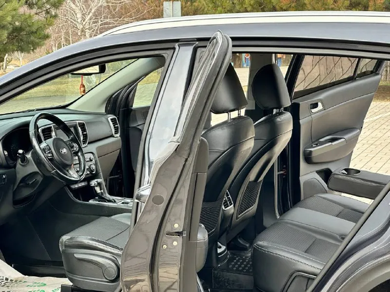 Kia sportage 2018 год автомобиль в идеальном состоянии вложений не каких не требует, один владелец с автосалона, абсолютно с чистой историей, авто в родном окрасе, стекла все родные даже лобовое) без дтп, с родным пробегом 138тыс, км комплектация пред максимальная! двигатель 2.0 бензин, подключаемый полный привод (рабочий) 4wd комбинированный салон, бесключевой доступ, старт стоп, камера заднего вида, управление на руле, и многое другое, с документами полностью порядок продажа от собственника! цена 1.935.000₽ звоните +7949-551-68-75 - фотография - 7