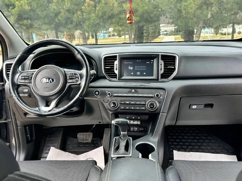 Kia sportage 2018 год автомобиль в идеальном состоянии вложений не каких не требует, один владелец с автосалона, абсолютно с чистой историей, авто в родном окрасе, стекла все родные даже лобовое) без дтп, с родным пробегом 138тыс, км комплектация пред максимальная! двигатель 2.0 бензин, подключаемый полный привод (рабочий) 4wd комбинированный салон, бесключевой доступ, старт стоп, камера заднего вида, управление на руле, и многое другое, с документами полностью порядок продажа от собственника! цена 1.935.000₽ звоните +7949-551-68-75 - фотография - 8