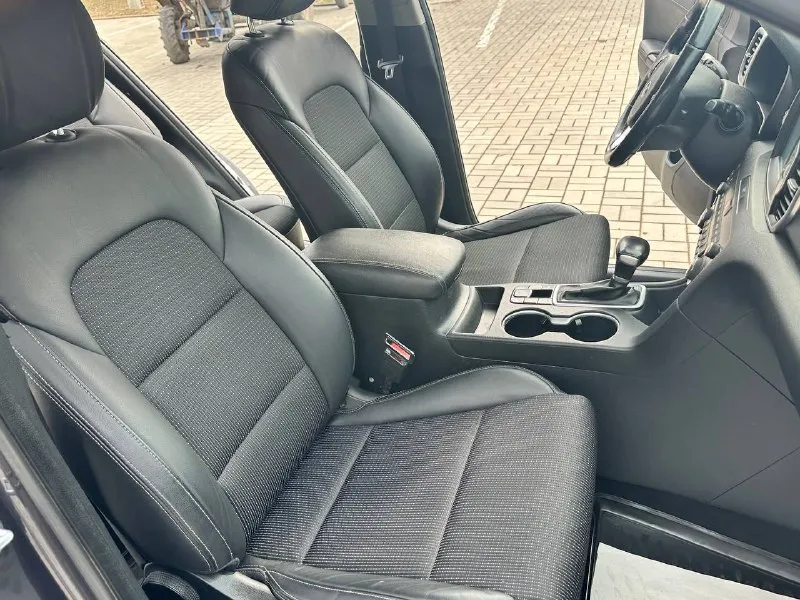 Kia sportage 2018 год автомобиль в идеальном состоянии вложений не каких не требует, один владелец с автосалона, абсолютно с чистой историей, авто в родном окрасе, стекла все родные даже лобовое) без дтп, с родным пробегом 138тыс, км комплектация пред максимальная! двигатель 2.0 бензин, подключаемый полный привод (рабочий) 4wd комбинированный салон, бесключевой доступ, старт стоп, камера заднего вида, управление на руле, и многое другое, с документами полностью порядок продажа от собственника! цена 1.935.000₽ звоните +7949-551-68-75 - фотография - 9