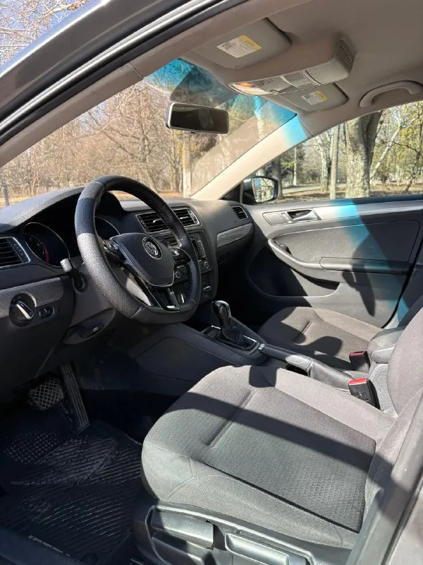 Продам volkswagen jetta vi 2015 г. пробег 176 000 км. двигатель 1,8 турбо (цепь поменяна) коробка 6-ти ступенчатый автомат (aisin) для комфортной езды: кондиционер, 4 стеклоподъёмника, авс, электрозеркала с подогревом, круиз-контроль. салон чистый, непрокуренный. за машиной следили должным образом. авто полностью готово радовать хозяина беспроблемной ездой. цена 1 180 000 тел. + 7949 318 22 17 📞 🇷🇺 звоните: +79493182217 - фотография - 6