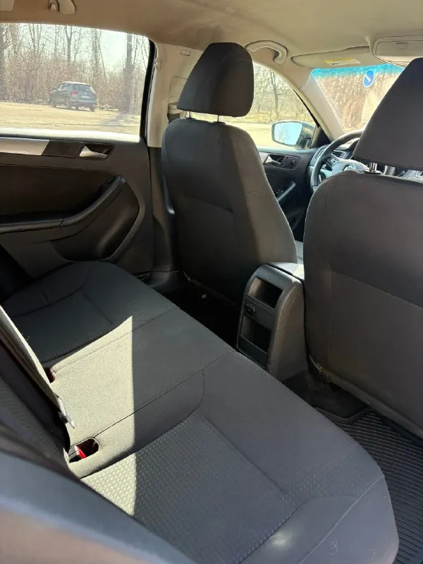 Продам volkswagen jetta vi 2015 г. пробег 176 000 км. двигатель 1,8 турбо (цепь поменяна) коробка 6-ти ступенчатый автомат (aisin) для комфортной езды: кондиционер, 4 стеклоподъёмника, авс, электрозеркала с подогревом, круиз-контроль. салон чистый, непрокуренный. за машиной следили должным образом. авто полностью готово радовать хозяина беспроблемной ездой. цена 1 180 000 тел. + 7949 318 22 17 📞 🇷🇺 звоните: +79493182217 - фотография - 7