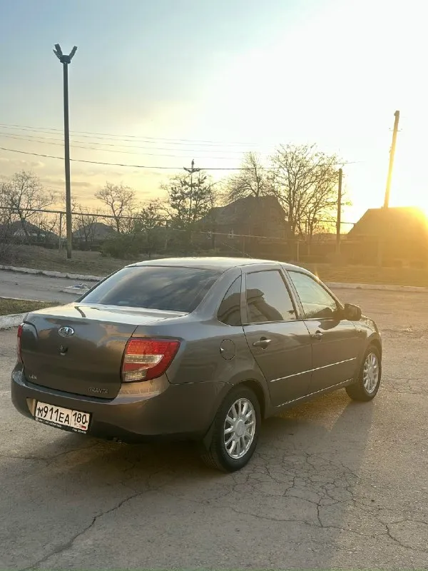 ❌продам автомобиль❌ 🚘марка: ваз granta ⛽️объем: 1.6 (8-ми клаппаная) 🛻год выпуска: 2014 🕹️кпп: механическая 5ст. 💰цена: 485.000₽ 🛣️пробег: 219.000км продаю свою машину, не перекуп. комплектация: стандарт. состояние хорошее. мотор и коробка на отлично. масло не ест, замена каждые 7.000км, масло mannol. ходовая отлично. кузов без гнили и рыжиков, летом производился антикор днища. машина в шумке, стоит хорошая музыка, активный сабвуфер, bi led туманки. хорошая летняя резина(отъездила пол сезона). салон ухоженный. документы в полном порядке. аргументированный торг у капота. все вопросы по телефону: +79496205561 📞 звоните: +7(949)6205561 - фотография - 3