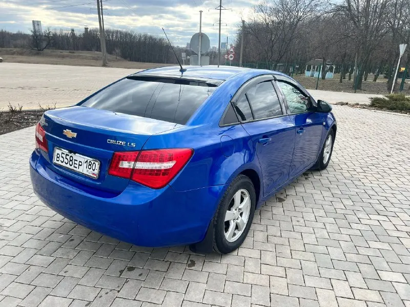 Chevrolet cruze ls год выпуска 2011 1.8 ат бензин. пробег 220.000 мотор отличный, надежный, не дымит, не троит, не потеет! масло не расходует! акпп чистый автомат классический, не пинает, не буксует, переключает мягко! ходовая не гремит, не стучит, едет ровно, никуда не тянет! рыжиков и гнили нет! магнитола андроид, bt аудио, видеорегистратор кондиционер заправлен, и холодит печка работает электрика вся исправна, работают все что есть, и должно! вообщем вся обслужена, вложений не требует, сел и поехал по документам полный порядок, без запретов, без штрафов, переоформление без проблем ! любые проверки на сервисе за ваш счет! осмотр г. донецк рассмотрю варианты обмена, с вашей доплатой все вопросы по телефону +79494171326 цена 680.000 торг - фотография - 4