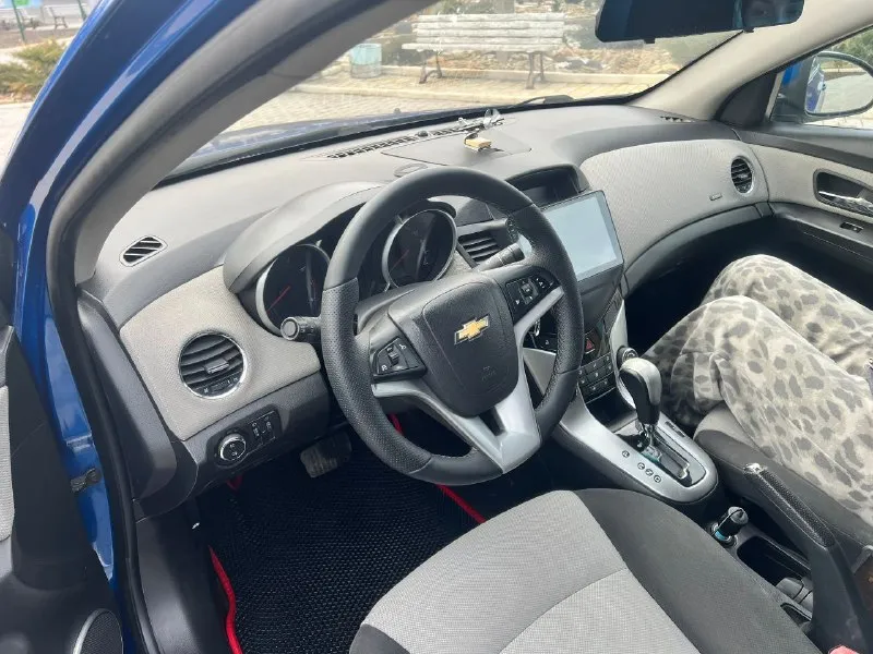 Chevrolet cruze ls год выпуска 2011 1.8 ат бензин. пробег 220.000 мотор отличный, надежный, не дымит, не троит, не потеет! масло не расходует! акпп чистый автомат классический, не пинает, не буксует, переключает мягко! ходовая не гремит, не стучит, едет ровно, никуда не тянет! рыжиков и гнили нет! магнитола андроид, bt аудио, видеорегистратор кондиционер заправлен, и холодит печка работает электрика вся исправна, работают все что есть, и должно! вообщем вся обслужена, вложений не требует, сел и поехал по документам полный порядок, без запретов, без штрафов, переоформление без проблем ! любые проверки на сервисе за ваш счет! осмотр г. донецк рассмотрю варианты обмена, с вашей доплатой все вопросы по телефону +79494171326 цена 680.000 торг - фотография - 7