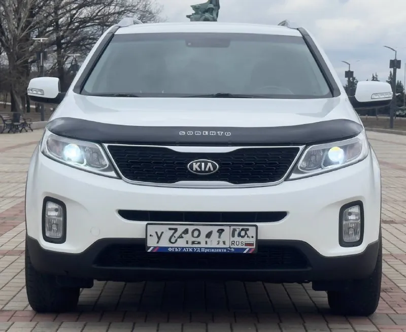 Kia sorento 2014 год двигатель 2.4 бензин коробка автомат пробег 174тыс. км автомобиль в отличном состоянии, авто обслужен от и до, вложения не требует не какого от слова совсем ! комплектация кожаный салон электропривод зеркал полный привод помощь при спуске круизконтроль мультируль без ключевой доступ запуск старт stop камера заднего вида климат контроль двух зоны подогрев сидений подогрев зеркал подогрев дворников подогрев руля антибликовое зеркало датчик света датчик дождя два ключа abs esp airbag бортовой компьютер четыре стеклоподъемника с документами все в полном порядке, продажа с полным переоформлением в гаи г. донецк цена 1.625.000 звоните остальное по тел. +79496447942 возможно продажа в кредит - фотография - 2
