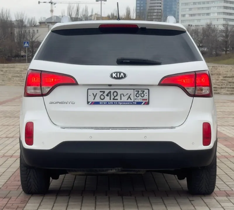 Kia sorento 2014 год двигатель 2.4 бензин коробка автомат пробег 174тыс. км автомобиль в отличном состоянии, авто обслужен от и до, вложения не требует не какого от слова совсем ! комплектация кожаный салон электропривод зеркал полный привод помощь при спуске круизконтроль мультируль без ключевой доступ запуск старт stop камера заднего вида климат контроль двух зоны подогрев сидений подогрев зеркал подогрев дворников подогрев руля антибликовое зеркало датчик света датчик дождя два ключа abs esp airbag бортовой компьютер четыре стеклоподъемника с документами все в полном порядке, продажа с полным переоформлением в гаи г. донецк цена 1.625.000 звоните остальное по тел. +79496447942 возможно продажа в кредит - фотография - 5