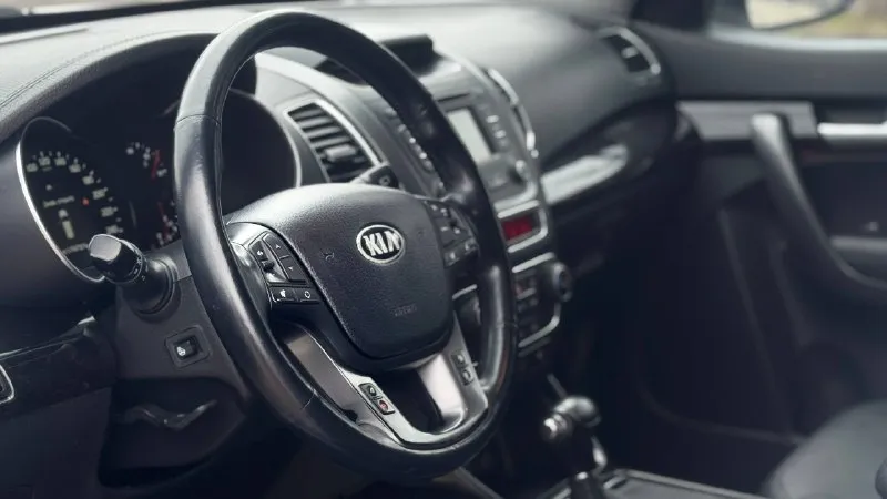 Kia sorento 2014 год двигатель 2.4 бензин коробка автомат пробег 174тыс. км автомобиль в отличном состоянии, авто обслужен от и до, вложения не требует не какого от слова совсем ! комплектация кожаный салон электропривод зеркал полный привод помощь при спуске круизконтроль мультируль без ключевой доступ запуск старт stop камера заднего вида климат контроль двух зоны подогрев сидений подогрев зеркал подогрев дворников подогрев руля антибликовое зеркало датчик света датчик дождя два ключа abs esp airbag бортовой компьютер четыре стеклоподъемника с документами все в полном порядке, продажа с полным переоформлением в гаи г. донецк цена 1.625.000 звоните остальное по тел. +79496447942 возможно продажа в кредит - фотография - 7