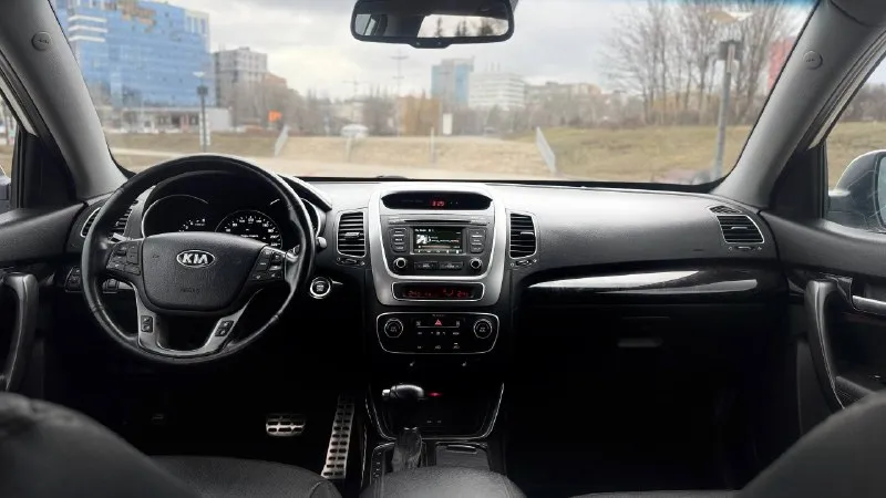 Kia sorento 2014 год двигатель 2.4 бензин коробка автомат пробег 174тыс. км автомобиль в отличном состоянии, авто обслужен от и до, вложения не требует не какого от слова совсем ! комплектация кожаный салон электропривод зеркал полный привод помощь при спуске круизконтроль мультируль без ключевой доступ запуск старт stop камера заднего вида климат контроль двух зоны подогрев сидений подогрев зеркал подогрев дворников подогрев руля антибликовое зеркало датчик света датчик дождя два ключа abs esp airbag бортовой компьютер четыре стеклоподъемника с документами все в полном порядке, продажа с полным переоформлением в гаи г. донецк цена 1.625.000 звоните остальное по тел. +79496447942 возможно продажа в кредит - фотография - 9