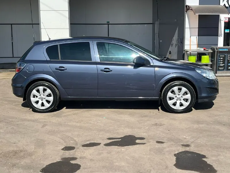 Продам opel astra h рестайлинг. 2011г. в. 1.8 бензин 140л. с., мкпп. 183000км. пробега. авто в отличном состоянии. полностью обслуженный автомобиль, без вложений. кузов полностью в заводском окрасе, без ржавчин и прочих дефектов. по двигателю и кпп вопросов нет никаких, масло не подъедает, работает четко, фазики не гремят. по ходовке тишина, как мячик. работает абсолютно все, включая климат. по комплектации: климат, передние подогревы, мультируль, круиз контроль, передние эсп. дополнительно авто полностью в шумоизоляции, включая арки, сделан полностью пересвет салона. под чехлами сидения как новые. цена 690 000₽ осмотр старобешево +79493370737 +79493185079 - фотография - 4