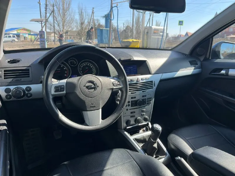 Продам opel astra h рестайлинг. 2011г. в. 1.8 бензин 140л. с., мкпп. 183000км. пробега. авто в отличном состоянии. полностью обслуженный автомобиль, без вложений. кузов полностью в заводском окрасе, без ржавчин и прочих дефектов. по двигателю и кпп вопросов нет никаких, масло не подъедает, работает четко, фазики не гремят. по ходовке тишина, как мячик. работает абсолютно все, включая климат. по комплектации: климат, передние подогревы, мультируль, круиз контроль, передние эсп. дополнительно авто полностью в шумоизоляции, включая арки, сделан полностью пересвет салона. под чехлами сидения как новые. цена 690 000₽ осмотр старобешево +79493370737 +79493185079 - фотография - 7