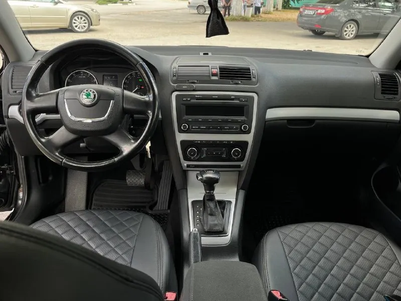 Skoda octavia год:2011 пробег: 250000 г. донецк +79790263716 +79494378767 цена: 770000₽ предлагаю вашему вниманию надежный и комфортабельный автомобиль шкода октавия 2011 года выпуска. в комплектацию автомобиля входит все, что необходимо для комфортной и безопасной езды: климат-контроль, подогрев сидений, парктроники, датчики света и дождя, круиз-контроль, система курсовой устойчивости (esp) и многое другое. салон автомобиля отделан качественными материалами, что создает атмосферу комфорта и уюта. автомобиль находится в отличном техническом состоянии и не требует дополнительных вложений. своевременное техническое обслуживание проводилось в соответствии с регламентом производителя. все заказ снаряды предоставим. кузов автомобиля в отличном состоянии. машина хозяйская, я хозяин по птс. разумный торг уместен при осмотре. - фотография - 9