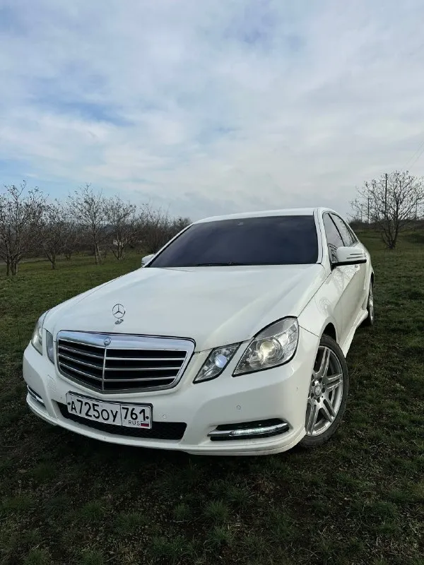 ✅в продаже✅ mercedes e200 год выпуска: 2011 : 1.8 turbo (184 л. с.) - работает отлично, заводится с пол тычка, не троит, не тарахтит, масло от замены до замены не ест коробка: 7g-tronic - надежнейшая коробка, не пинает, не затягивает, клацает как положено по комплектации: передние подогревы сидений, складывание задних подголовников, парктроники перед-зад, датчики дождя, света, авто дальний, адаптивные фары с подсветкой поворотов, полный командор с навигацией и кучей всяких плюшек, вспомогательные системы по типу abs-esp и т. д. машина в amg пакете (руль, черный потолок, бампера, дверные карты) 💰цена: 1.140.000 рублей. ❗️возможен торг❗️ осмотр в городе шахтерск-донецк номера для связи: +79493880372 +79895408212 +79491022910. 📞 звоните: +7(949)3880372 - фотография - 2