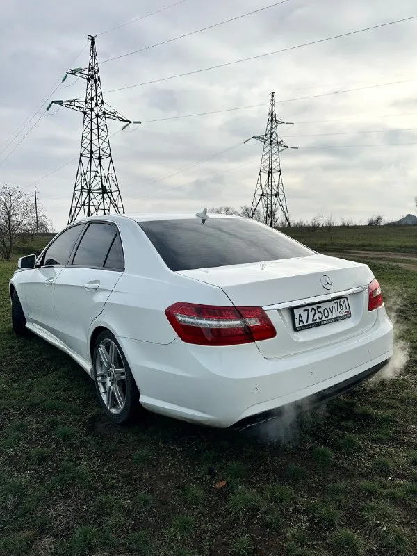 ✅в продаже✅ mercedes e200 год выпуска: 2011 : 1.8 turbo (184 л. с.) - работает отлично, заводится с пол тычка, не троит, не тарахтит, масло от замены до замены не ест коробка: 7g-tronic - надежнейшая коробка, не пинает, не затягивает, клацает как положено по комплектации: передние подогревы сидений, складывание задних подголовников, парктроники перед-зад, датчики дождя, света, авто дальний, адаптивные фары с подсветкой поворотов, полный командор с навигацией и кучей всяких плюшек, вспомогательные системы по типу abs-esp и т. д. машина в amg пакете (руль, черный потолок, бампера, дверные карты) 💰цена: 1.140.000 рублей. ❗️возможен торг❗️ осмотр в городе шахтерск-донецк номера для связи: +79493880372 +79895408212 +79491022910. 📞 звоните: +7(949)3880372 - фотография - 3