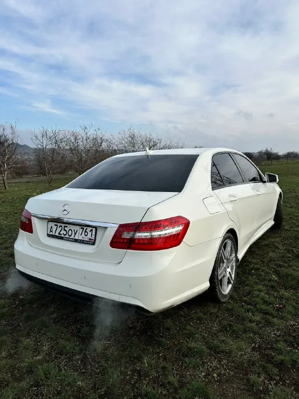 ✅в продаже✅ mercedes e200 год выпуска: 2011 : 1.8 turbo (184 л. с.) - работает отлично, заводится с пол тычка, не троит, не тарахтит, масло от замены до замены не ест коробка: 7g-tronic - надежнейшая коробка, не пинает, не затягивает, клацает как положено по комплектации: передние подогревы сидений, складывание задних подголовников, парктроники перед-зад, датчики дождя, света, авто дальний, адаптивные фары с подсветкой поворотов, полный командор с навигацией и кучей всяких плюшек, вспомогательные системы по типу abs-esp и т. д. машина в amg пакете (руль, черный потолок, бампера, дверные карты) 💰цена: 1.140.000 рублей. ❗️возможен торг❗️ осмотр в городе шахтерск-донецк номера для связи: +79493880372 +79895408212 +79491022910. 📞 звоните: +7(949)3880372 - фотография - 4