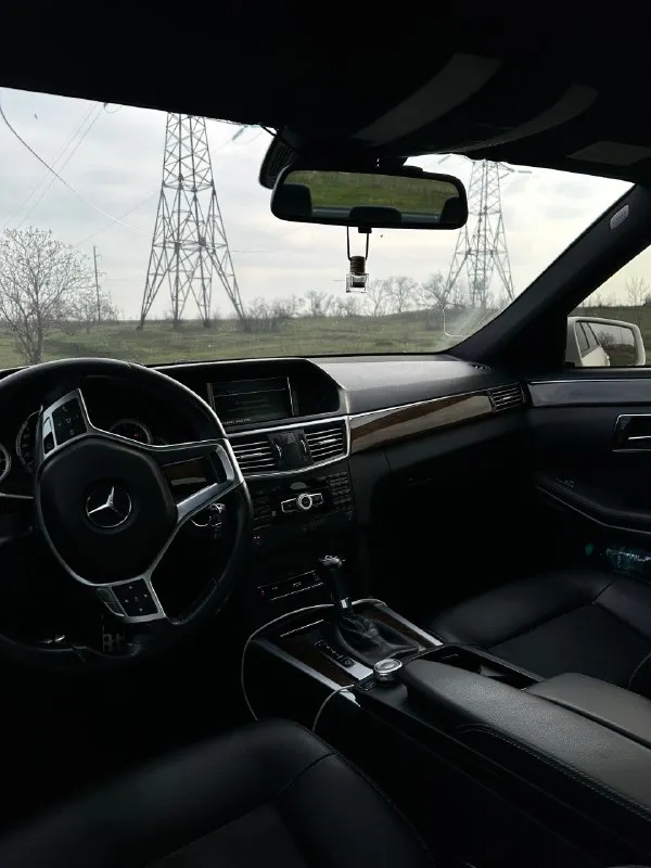 ✅в продаже✅ mercedes e200 год выпуска: 2011 : 1.8 turbo (184 л. с.) - работает отлично, заводится с пол тычка, не троит, не тарахтит, масло от замены до замены не ест коробка: 7g-tronic - надежнейшая коробка, не пинает, не затягивает, клацает как положено по комплектации: передние подогревы сидений, складывание задних подголовников, парктроники перед-зад, датчики дождя, света, авто дальний, адаптивные фары с подсветкой поворотов, полный командор с навигацией и кучей всяких плюшек, вспомогательные системы по типу abs-esp и т. д. машина в amg пакете (руль, черный потолок, бампера, дверные карты) 💰цена: 1.140.000 рублей. ❗️возможен торг❗️ осмотр в городе шахтерск-донецк номера для связи: +79493880372 +79895408212 +79491022910. 📞 звоните: +7(949)3880372 - фотография - 5