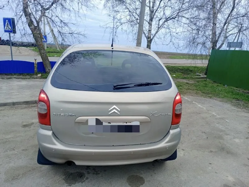В продаже уникальный citroen xsara picasso 2002 года выпуска - это идеальный выбор для тех, кто ищет надежный и просторный автомобиль. компактвэн оснащен мощным двигателем 1.8 литра, который развивает 116 лошадиных сил и обеспечивает плавное и комфортное управление на дороге. цена 440т. р торг! кузов в ярком и стильном бежевом цвете делает этот автомобиль настоящим визитной карточкой на дороге. он привлекает внимание и подчеркивает вашу индивидуальность. citroen xsara picasso имеет передний привод, который обеспечивает отличное сцепление с дорогой и повышенную устойчивость во время движения. совместно с механической коробкой передач на 5 ступеней, это позволяет вам получить максимальное удовольствие от вождения. в салоне автомобиля есть пять удобных мест, что делает его идеальным для семьи или друзей. просторный и функциональный салон позволяет комфортно разместиться и насладиться поездкой. объявление попросили выложить по этому звонить только по номеру указанному ниже. 📞 звоните: +7(949)3344949 - фотография - 1