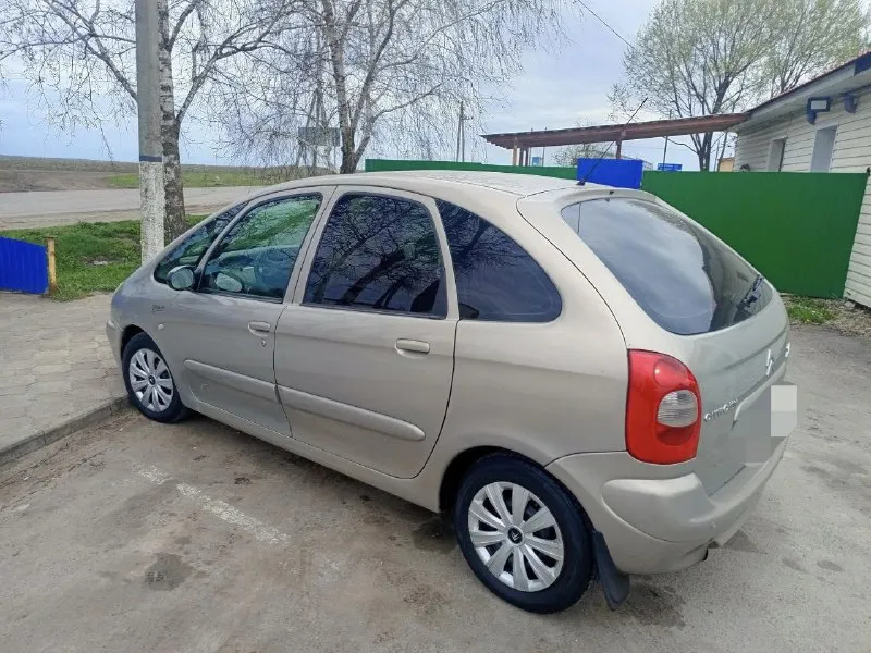 В продаже уникальный citroen xsara picasso 2002 года выпуска - это идеальный выбор для тех, кто ищет надежный и просторный автомобиль. компактвэн оснащен мощным двигателем 1.8 литра, который развивает 116 лошадиных сил и обеспечивает плавное и комфортное управление на дороге. цена 440т. р торг! кузов в ярком и стильном бежевом цвете делает этот автомобиль настоящим визитной карточкой на дороге. он привлекает внимание и подчеркивает вашу индивидуальность. citroen xsara picasso имеет передний привод, который обеспечивает отличное сцепление с дорогой и повышенную устойчивость во время движения. совместно с механической коробкой передач на 5 ступеней, это позволяет вам получить максимальное удовольствие от вождения. в салоне автомобиля есть пять удобных мест, что делает его идеальным для семьи или друзей. просторный и функциональный салон позволяет комфортно разместиться и насладиться поездкой. объявление попросили выложить по этому звонить только по номеру указанному ниже. 📞 звоните: +7(949)3344949 - фотография - 2