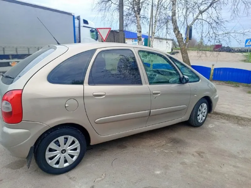 В продаже уникальный citroen xsara picasso 2002 года выпуска - это идеальный выбор для тех, кто ищет надежный и просторный автомобиль. компактвэн оснащен мощным двигателем 1.8 литра, который развивает 116 лошадиных сил и обеспечивает плавное и комфортное управление на дороге. цена 440т. р торг! кузов в ярком и стильном бежевом цвете делает этот автомобиль настоящим визитной карточкой на дороге. он привлекает внимание и подчеркивает вашу индивидуальность. citroen xsara picasso имеет передний привод, который обеспечивает отличное сцепление с дорогой и повышенную устойчивость во время движения. совместно с механической коробкой передач на 5 ступеней, это позволяет вам получить максимальное удовольствие от вождения. в салоне автомобиля есть пять удобных мест, что делает его идеальным для семьи или друзей. просторный и функциональный салон позволяет комфортно разместиться и насладиться поездкой. объявление попросили выложить по этому звонить только по номеру указанному ниже. 📞 звоните: +7(949)3344949 - фотография - 3