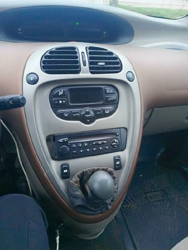 В продаже уникальный citroen xsara picasso 2002 года выпуска - это идеальный выбор для тех, кто ищет надежный и просторный автомобиль. компактвэн оснащен мощным двигателем 1.8 литра, который развивает 116 лошадиных сил и обеспечивает плавное и комфортное управление на дороге. цена 440т. р торг! кузов в ярком и стильном бежевом цвете делает этот автомобиль настоящим визитной карточкой на дороге. он привлекает внимание и подчеркивает вашу индивидуальность. citroen xsara picasso имеет передний привод, который обеспечивает отличное сцепление с дорогой и повышенную устойчивость во время движения. совместно с механической коробкой передач на 5 ступеней, это позволяет вам получить максимальное удовольствие от вождения. в салоне автомобиля есть пять удобных мест, что делает его идеальным для семьи или друзей. просторный и функциональный салон позволяет комфортно разместиться и насладиться поездкой. объявление попросили выложить по этому звонить только по номеру указанному ниже. 📞 звоните: +7(949)3344949 - фотография - 4