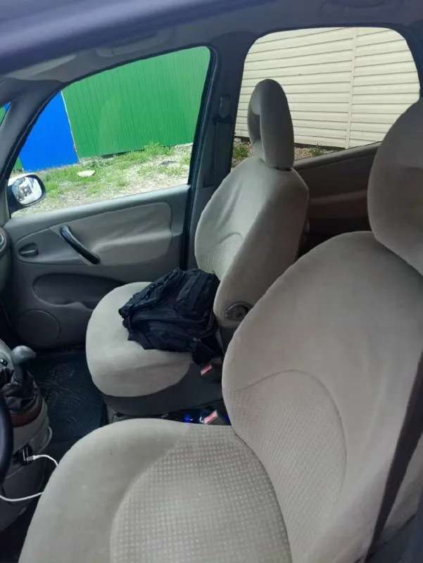 В продаже уникальный citroen xsara picasso 2002 года выпуска - это идеальный выбор для тех, кто ищет надежный и просторный автомобиль. компактвэн оснащен мощным двигателем 1.8 литра, который развивает 116 лошадиных сил и обеспечивает плавное и комфортное управление на дороге. цена 440т. р торг! кузов в ярком и стильном бежевом цвете делает этот автомобиль настоящим визитной карточкой на дороге. он привлекает внимание и подчеркивает вашу индивидуальность. citroen xsara picasso имеет передний привод, который обеспечивает отличное сцепление с дорогой и повышенную устойчивость во время движения. совместно с механической коробкой передач на 5 ступеней, это позволяет вам получить максимальное удовольствие от вождения. в салоне автомобиля есть пять удобных мест, что делает его идеальным для семьи или друзей. просторный и функциональный салон позволяет комфортно разместиться и насладиться поездкой. объявление попросили выложить по этому звонить только по номеру указанному ниже. 📞 звоните: +7(949)3344949 - фотография - 6