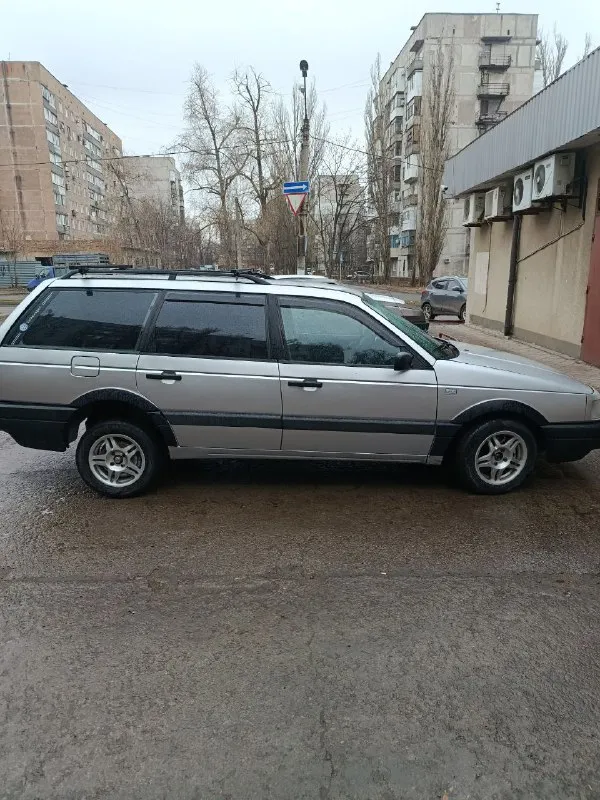 Продам фольцваген пассат вариант б3 1989год 1,6 бензин переделаный под карбюратор(солекс) машина покупалась для поездок на рыбалку! оригинальный птс я второй хозяин. мотор капиталеный в 2024 году за зиму была сделана вся подвеска, также ремень грм, помпа, всё опоры двигателя, коробки, всё масла двигателт, коробка, дополнительно установленно гидроусилитель руля, стеклоподъёмники, електро зеркала, салон перешит собствеными силами. ещё очень много доработок всё раскажу покажу зад автомобиля был поднят, для поднятия передка всё есть, не успел. много запчастей отдам с ней. по кузову дыр нет от слово совсем. комплект зимних колёс на штампах с оригинальными колпаками. в машину было вложено много сил и денег всё подробности по телефону донецк +79494928738 - фотография - 3