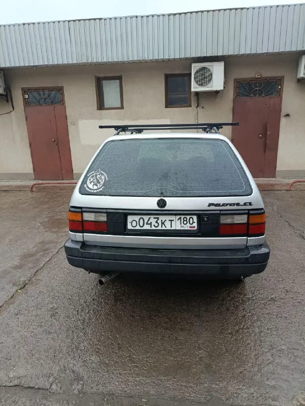 Продам фольцваген пассат вариант б3 1989год 1,6 бензин переделаный под карбюратор(солекс) машина покупалась для поездок на рыбалку! оригинальный птс я второй хозяин. мотор капиталеный в 2024 году за зиму была сделана вся подвеска, также ремень грм, помпа, всё опоры двигателя, коробки, всё масла двигателт, коробка, дополнительно установленно гидроусилитель руля, стеклоподъёмники, електро зеркала, салон перешит собствеными силами. ещё очень много доработок всё раскажу покажу зад автомобиля был поднят, для поднятия передка всё есть, не успел. много запчастей отдам с ней. по кузову дыр нет от слово совсем. комплект зимних колёс на штампах с оригинальными колпаками. в машину было вложено много сил и денег всё подробности по телефону донецк +79494928738 - фотография - 4