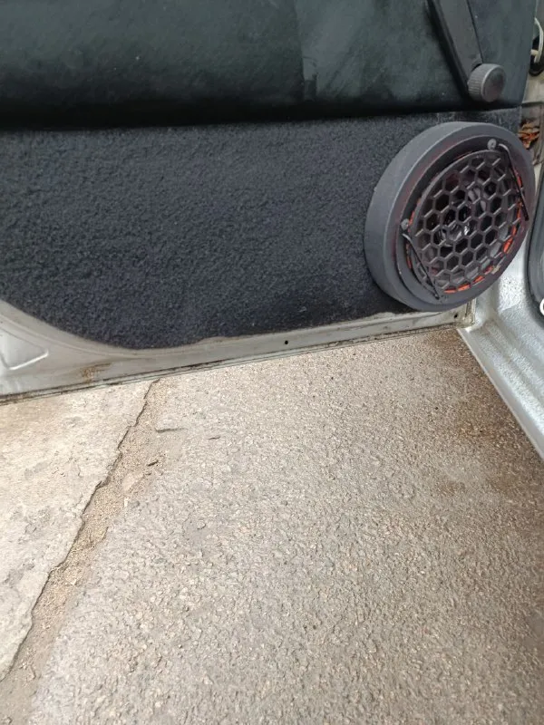 Продам фольцваген пассат вариант б3 1989год 1,6 бензин переделаный под карбюратор(солекс) машина покупалась для поездок на рыбалку! оригинальный птс я второй хозяин. мотор капиталеный в 2024 году за зиму была сделана вся подвеска, также ремень грм, помпа, всё опоры двигателя, коробки, всё масла двигателт, коробка, дополнительно установленно гидроусилитель руля, стеклоподъёмники, електро зеркала, салон перешит собствеными силами. ещё очень много доработок всё раскажу покажу зад автомобиля был поднят, для поднятия передка всё есть, не успел. много запчастей отдам с ней. по кузову дыр нет от слово совсем. комплект зимних колёс на штампах с оригинальными колпаками. в машину было вложено много сил и денег всё подробности по телефону донецк +79494928738 - фотография - 7