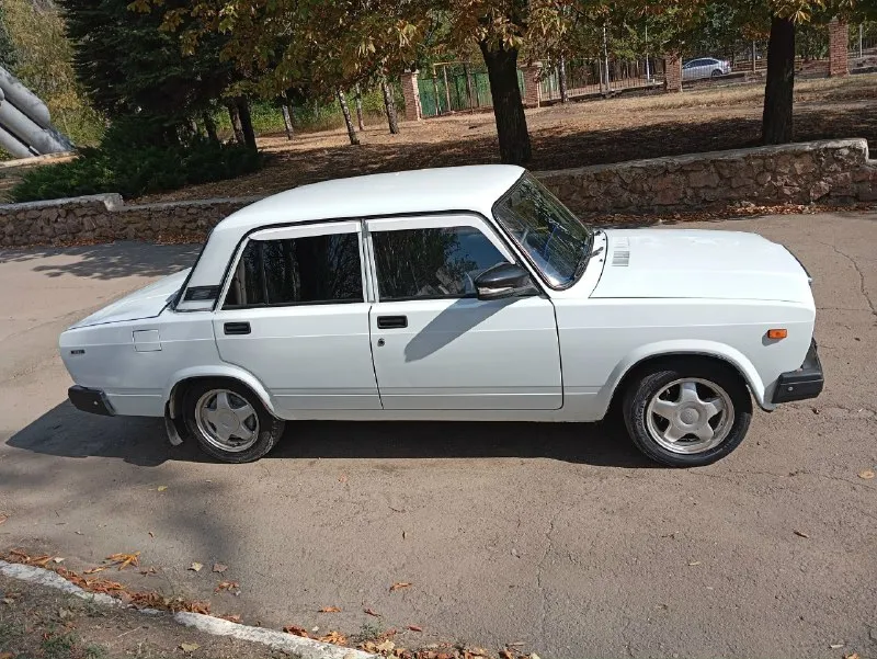 🆘продам ваз 2107🆘 💥инжектр 💥 🔥1012года🔥 ❗ 60.000 тысяч родного пробега! ❗ в очень хорошем состоянии! ❗ стоит сигнализация 2 брелка. ❗ автомобиль без единого рыжика! дно в мавиле. ❗ машина вся в шумке. ❗ салон чистый, ухоженный, на сид. .. овая полностью новая. ❗ стоят литые диски r14, комплект зимних на штампах в подарок. 🎶 стоит музыка, хорошая, 4 колонки 2 пищалки + саб+ 2 усилка. ❗ гаражное хранение, за автомобилем следили. ❗ автомобиль вложений не требует, сел и поехал. 💥 из минусав есть запрет на 20 000руб ❗ осмотр харцызск. ❗ по вопросам по телефону +79498252071🤙 💥 цена 200 000руб 💥 📞 звоните: +7(949)8252071 - фотография - 2