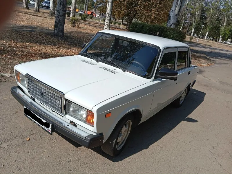 🆘продам ваз 2107🆘 💥инжектр 💥 🔥1012года🔥 ❗ 60.000 тысяч родного пробега! ❗ в очень хорошем состоянии! ❗ стоит сигнализация 2 брелка. ❗ автомобиль без единого рыжика! дно в мавиле. ❗ машина вся в шумке. ❗ салон чистый, ухоженный, на сид. .. овая полностью новая. ❗ стоят литые диски r14, комплект зимних на штампах в подарок. 🎶 стоит музыка, хорошая, 4 колонки 2 пищалки + саб+ 2 усилка. ❗ гаражное хранение, за автомобилем следили. ❗ автомобиль вложений не требует, сел и поехал. 💥 из минусав есть запрет на 20 000руб ❗ осмотр харцызск. ❗ по вопросам по телефону +79498252071🤙 💥 цена 200 000руб 💥 📞 звоните: +7(949)8252071 - фотография - 4