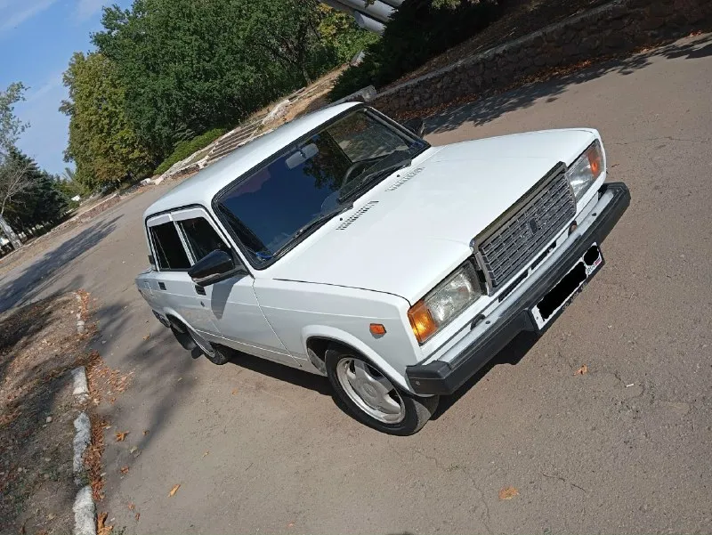 🆘продам ваз 2107🆘 💥инжектр 💥 🔥1012года🔥 ❗ 60.000 тысяч родного пробега! ❗ в очень хорошем состоянии! ❗ стоит сигнализация 2 брелка. ❗ автомобиль без единого рыжика! дно в мавиле. ❗ машина вся в шумке. ❗ салон чистый, ухоженный, на сид. .. овая полностью новая. ❗ стоят литые диски r14, комплект зимних на штампах в подарок. 🎶 стоит музыка, хорошая, 4 колонки 2 пищалки + саб+ 2 усилка. ❗ гаражное хранение, за автомобилем следили. ❗ автомобиль вложений не требует, сел и поехал. 💥 из минусав есть запрет на 20 000руб ❗ осмотр харцызск. ❗ по вопросам по телефону +79498252071🤙 💥 цена 200 000руб 💥 📞 звоните: +7(949)8252071 - фотография - 5