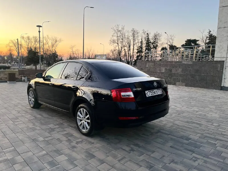 Продам школа октавия а7 2014 год 1.6 акпп автомобиль в идеальном состоянии не требует никаких вложений полностью обслужен и готов к дальнейшей эксплуатации за машиной всегда ухаживали вовремя обслуживали! в салоне не курил эксплуатация без дтп. отличная комплектация двухзонный климат подогрев сидений parktronic датчик света дождя все работает на 5+ осмотр город мариуполь цена 1350000 тыс руб по всем вопросам звоните +79490261919 - фотография - 5