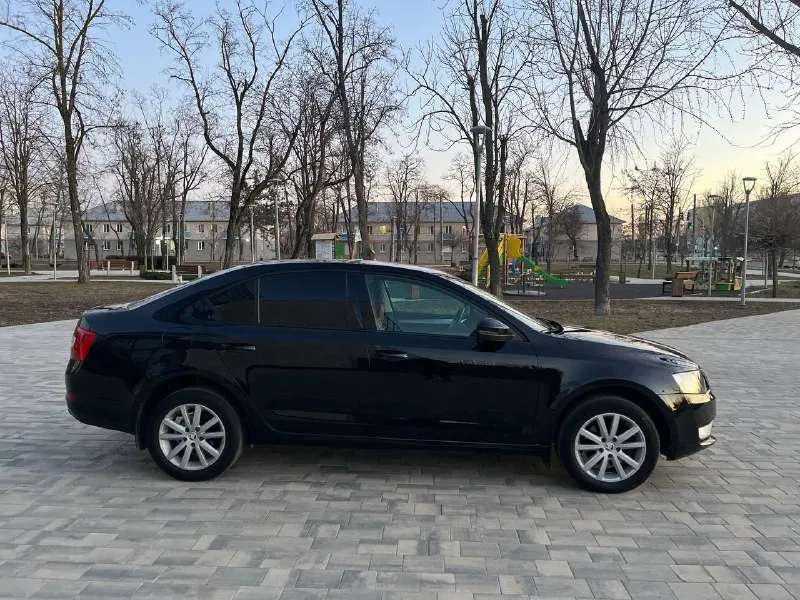 Продам школа октавия а7 2014 год 1.6 акпп автомобиль в идеальном состоянии не требует никаких вложений полностью обслужен и готов к дальнейшей эксплуатации за машиной всегда ухаживали вовремя обслуживали! в салоне не курил эксплуатация без дтп. отличная комплектация двухзонный климат подогрев сидений parktronic датчик света дождя все работает на 5+ осмотр город мариуполь цена 1350000 тыс руб по всем вопросам звоните +79490261919 - фотография - 6