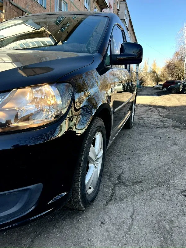 Продам volkswagen caddy минивэн автомобиль в идеальном состоянии 2014 г. выпуска 80 000 родного пробега самая полная комплектация круиз контроль подогрев сидений электростеклопакет абс антизанос все что нужно для комфортной езды автомобиль сделан на две двери очень удобно автомобильный весь в заводском окрасе один хозяин с автосалона два комплекта колёс на титановых дисках ходовая вся идеальная масла фильтра заменил автомобиль полностью новый автомобиль хранился в тёплым сухом гараже звоните в любое время +79496645504 цена 700тысяч 📞 звоните: +7(949)6645504 - фотография - 4